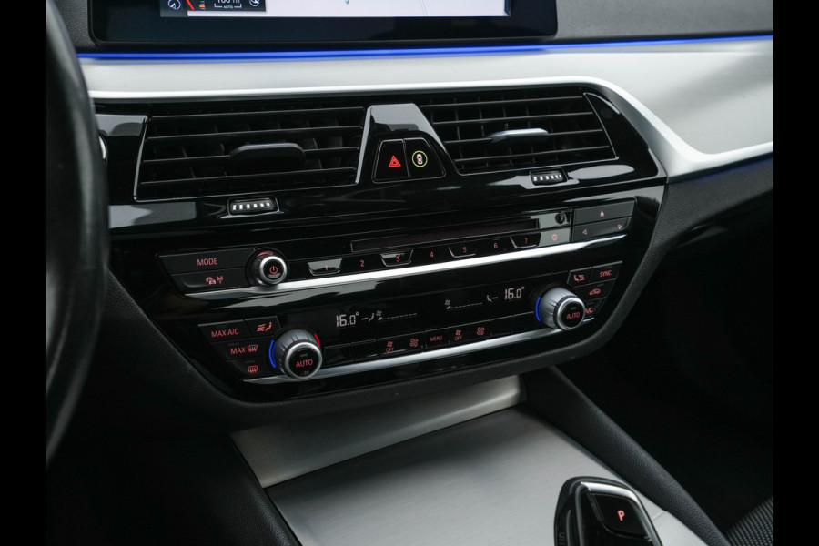 BMW 5 Serie 520i Executive Edition Sportline Aut. *LEATHER-FABRIC | FULL-LED | DIGI-COCKIT | KEYLESS | NAVI-FULLMAP | HEATED-SPORTSEATS | PRIVACY-GLASS | AMBIENTLIGHT | ECC | CARPLAY | PDC | TOWBAR | 18"ALU*