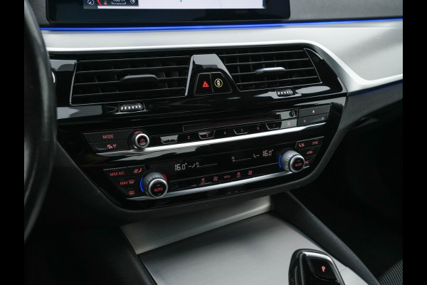 BMW 5 Serie 520i Executive Edition Sportline Aut. *LEATHER-FABRIC | FULL-LED | DIGI-COCKIT | KEYLESS | NAVI-FULLMAP | HEATED-SPORTSEATS | PRIVACY-GLASS | AMBIENTLIGHT | ECC | CARPLAY | PDC | TOWBAR | 18"ALU*