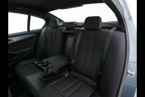BMW 5 Serie 520i Executive Edition Sportline Aut. *LEATHER-FABRIC | FULL-LED | DIGI-COCKIT | KEYLESS | NAVI-FULLMAP | HEATED-SPORTSEATS | PRIVACY-GLASS | AMBIENTLIGHT | ECC | CARPLAY | PDC | TOWBAR | 18"ALU*