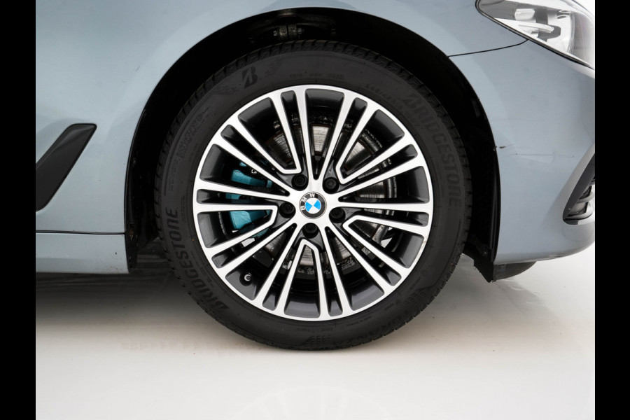BMW 5 Serie 520i Executive Edition Sportline Aut. *LEATHER-FABRIC | FULL-LED | DIGI-COCKIT | KEYLESS | NAVI-FULLMAP | HEATED-SPORTSEATS | PRIVACY-GLASS | AMBIENTLIGHT | ECC | CARPLAY | PDC | TOWBAR | 18"ALU*