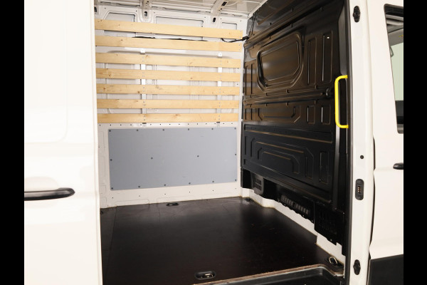 Volkswagen Crafter 35 2.0 TDI L3H3 Highline EURO VI 140 pk Automaat | Verlengde garantie | Navigatie | Trekhaak | Parkeersensoren | Achteruitrijcamera | Geveerde bestuurdersstoel |