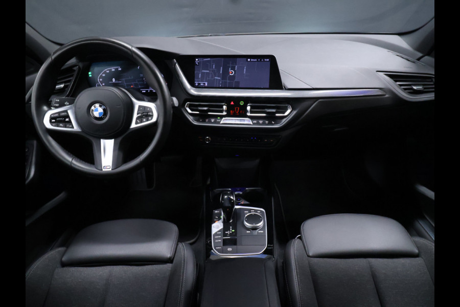 BMW 1-serie 118i Executive Edition [ADAPTIVE CRUISE, SPORT LINE, APPLE CARPLAY, ANDROID, STOELVERWARMING, LED, PDC V+A, CLIMATE CONTROL, NAVIGATIE, PRIVACY GLASS, DAB, BLUETOOTH, NIEUWSTAAT]