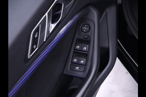 BMW 1-serie 118i Executive Edition [ADAPTIVE CRUISE, SPORT LINE, APPLE CARPLAY, ANDROID, STOELVERWARMING, LED, PDC V+A, CLIMATE CONTROL, NAVIGATIE, PRIVACY GLASS, DAB, BLUETOOTH, NIEUWSTAAT]