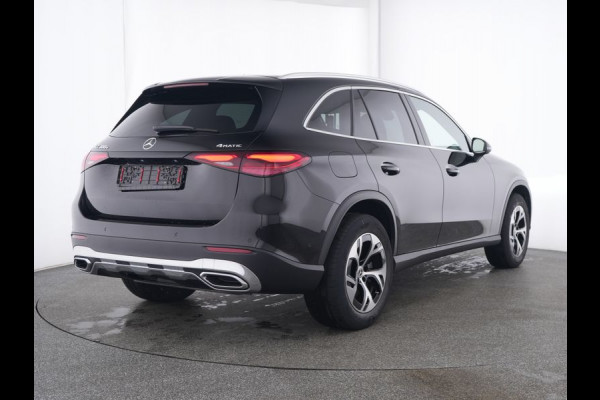 Mercedes-Benz GLC 300 e 4MATIC Plug-In Hybride Trekhaak | Panorama Schuif-Kanteldak | Zwarte Hemel | Parkeerpakket met achteruitcamera | Memory Voorstoelen. Inclusief 24 maanden Mercedes-Benz Certified garantie voor Europa.