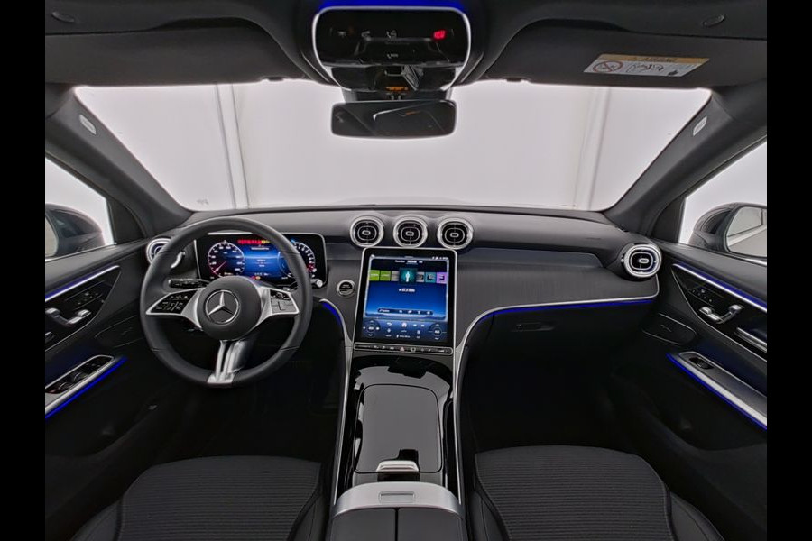 Mercedes-Benz GLC 300 e 4MATIC Plug-In Hybride Trekhaak | Panorama Schuif-Kanteldak | Zwarte Hemel | Parkeerpakket met achteruitcamera | Memory Voorstoelen. Inclusief 24 maanden Mercedes-Benz Certified garantie voor Europa.