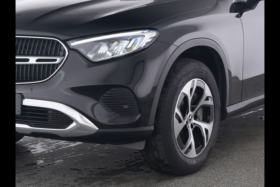 Mercedes-Benz GLC 300 e 4MATIC Plug-In Hybride Trekhaak | Panorama Schuif-Kanteldak | Zwarte Hemel | Parkeerpakket met achteruitcamera | Memory Voorstoelen. Inclusief 24 maanden Mercedes-Benz Certified garantie voor Europa.