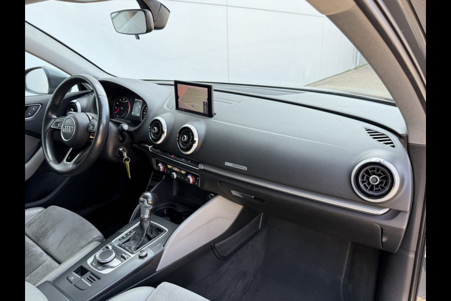 Audi A3 S-line 1.5 TFSI *Motor tikt* Automaat Climate Control Camera Navigatie Trekhaak Stoelverwarming Parkeersensoren