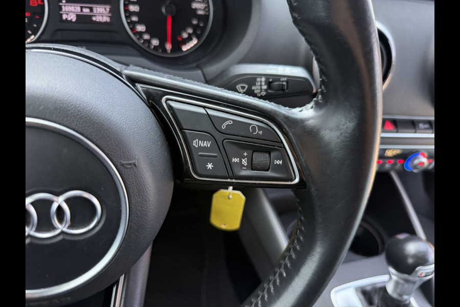 Audi A3 S-line 1.5 TFSI *Motor tikt* Automaat Climate Control Camera Navigatie Trekhaak Stoelverwarming Parkeersensoren