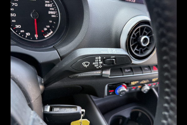 Audi A3 S-line 1.5 TFSI *Motor tikt* Automaat Climate Control Camera Navigatie Trekhaak Stoelverwarming Parkeersensoren