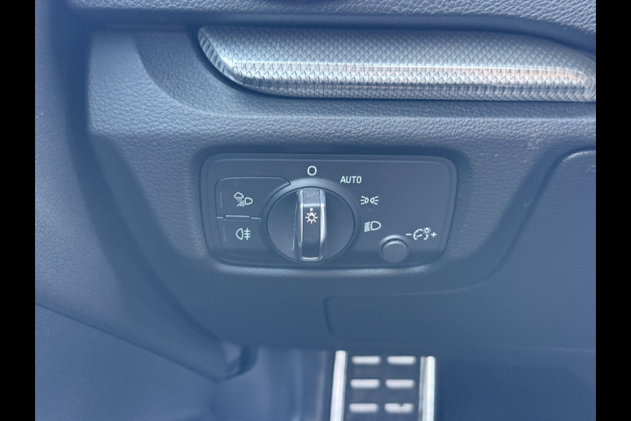 Audi A3 S-line 1.5 TFSI *Motor tikt* Automaat Climate Control Camera Navigatie Trekhaak Stoelverwarming Parkeersensoren