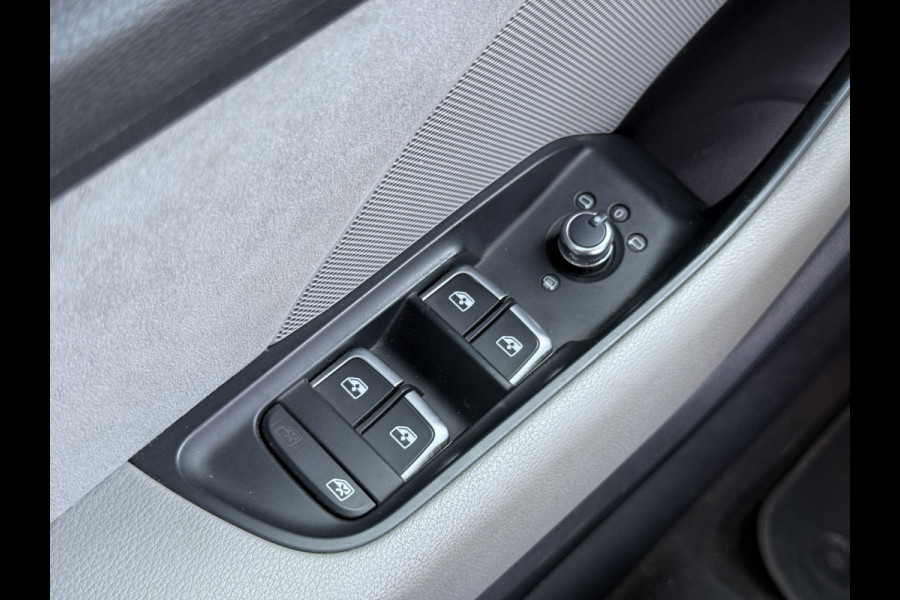 Audi A3 S-line 1.5 TFSI *Motor tikt* Automaat Climate Control Camera Navigatie Trekhaak Stoelverwarming Parkeersensoren
