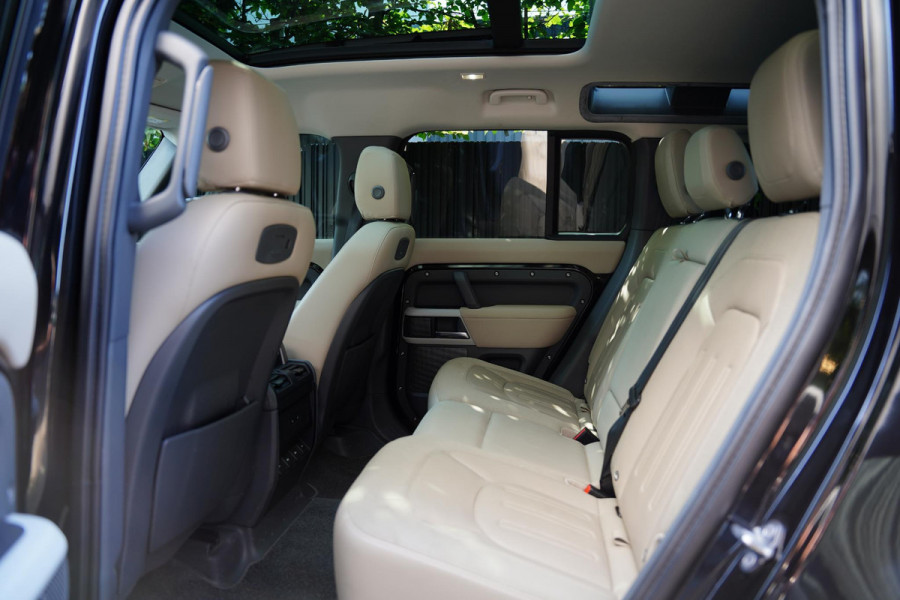 Land Rover Defender 110 / FULL URBAN PACK / Meridian / Panoramadak