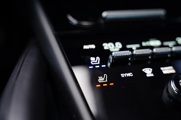 Porsche Cayenne 3.0 E-Hybrid Black Edition / Sportdesign Pakket / Sportuilaat