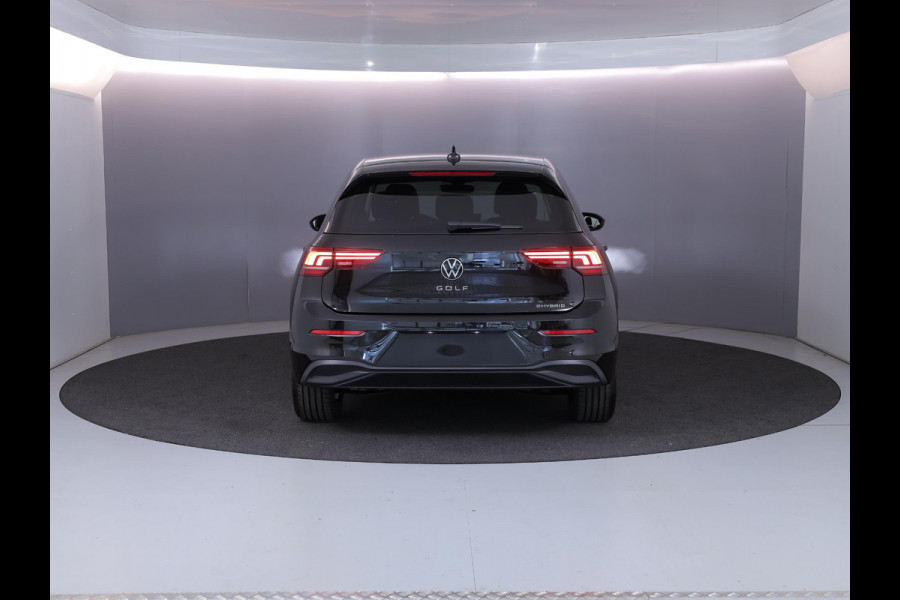 Volkswagen Golf Life Edition 1.5 eHybrid 204 PK | 18 "LM velgen | Stoel & Stuurverwarming | Camera |