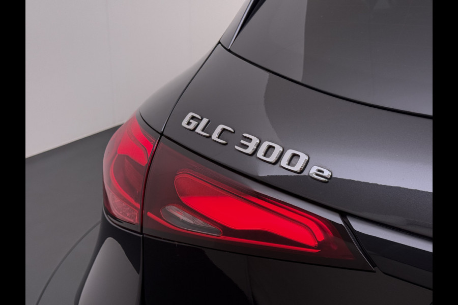 Mercedes-Benz GLC 300e AMG 4Matic // SoH 93% // Panorama dak // Trekhaak // Burmester // Headup // Memory Stoelen // Distronic // 360 Camera