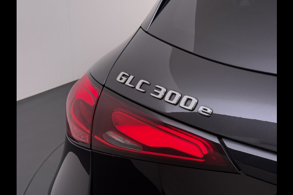 Mercedes-Benz GLC 300e AMG 4Matic // SoH 93% // Panorama dak // Trekhaak // Burmester // Headup // Memory Stoelen // Distronic // 360 Camera
