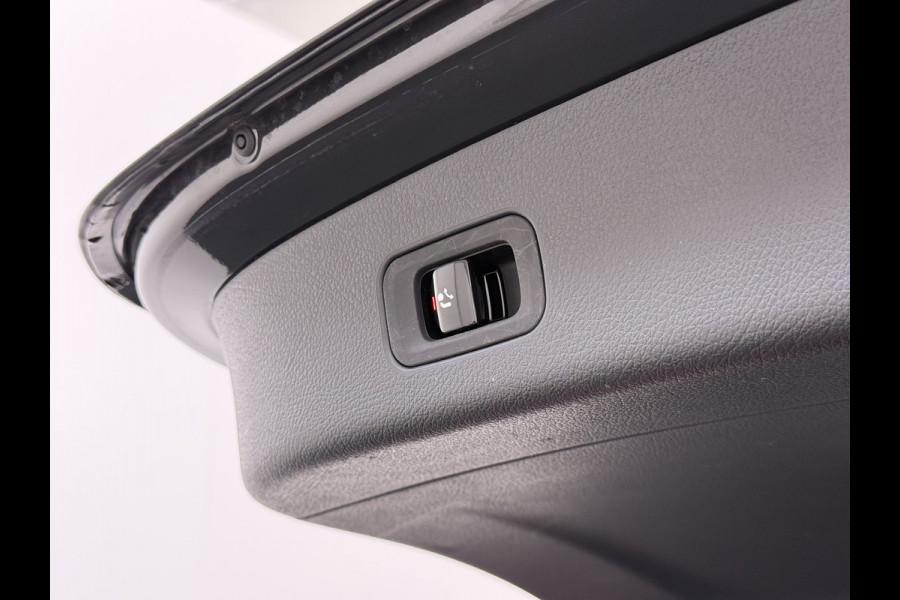 Mercedes-Benz GLC 300e AMG 4Matic // SoH 93% // Panorama dak // Trekhaak // Burmester // Headup // Memory Stoelen // Distronic // 360 Camera
