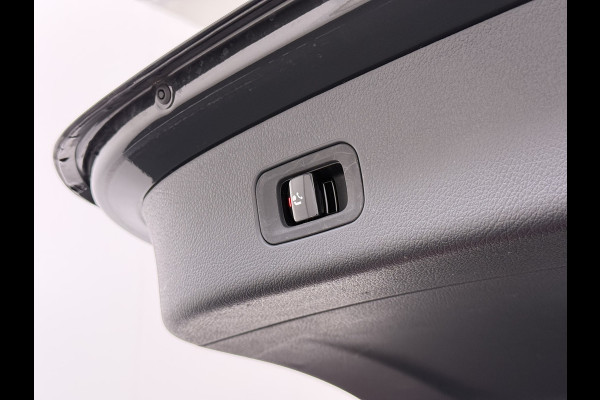 Mercedes-Benz GLC 300e AMG 4Matic // SoH 93% // Panorama dak // Trekhaak // Burmester // Headup // Memory Stoelen // Distronic // 360 Camera