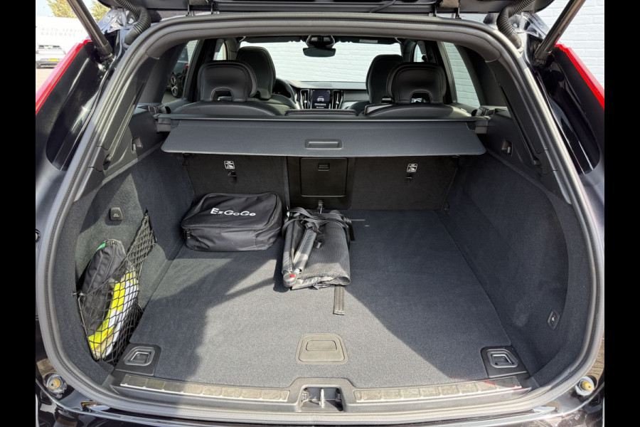Volvo XC60 2.0 T8 Plug-in hybrid AWD Ultra Black Edition | Trekhaak | Pano | Pilot Assist | Dodehoek | 21 inch
