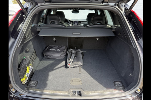 Volvo XC60 2.0 T8 Plug-in hybrid AWD Ultra Black Edition | Trekhaak | Pano | Pilot Assist | Dodehoek | 21 inch