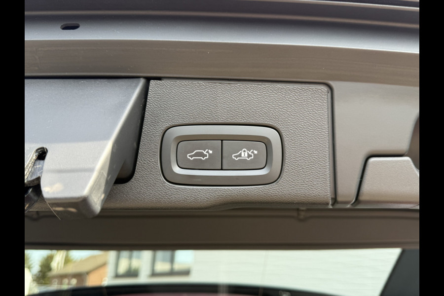 Volvo XC60 2.0 T8 Plug-in hybrid AWD Ultra Black Edition | Trekhaak | Pano | Pilot Assist | Dodehoek | 21 inch