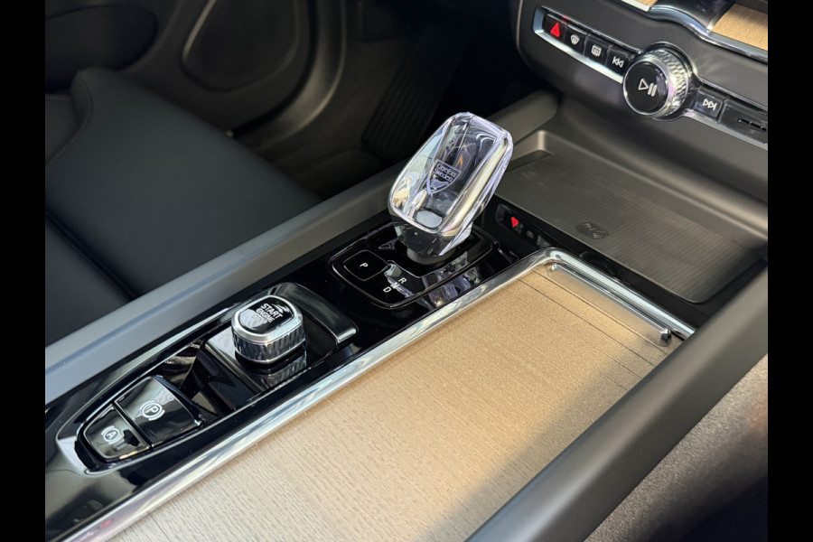 Volvo XC60 2.0 T8 455PK AWD PLUS DARK NIEUWE AUTO HARMAN KARDON 360.CAM STOEL/STUUR VERW LEER