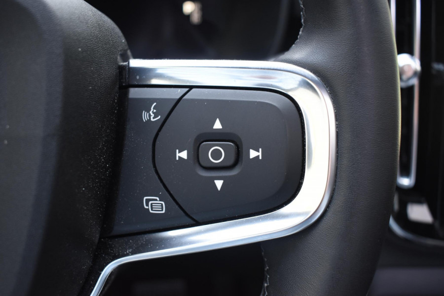 Volvo XC40 Single Motor Extended Range Ultimate 82 kWh / Adaptieve cruise control / Elektrische achterklep / Stoel - en stuurwielverwarming / Elektrisch verstelbare voorstoelen met geheugen / Extra getint glas / 360 Camera / Harman Kardon /