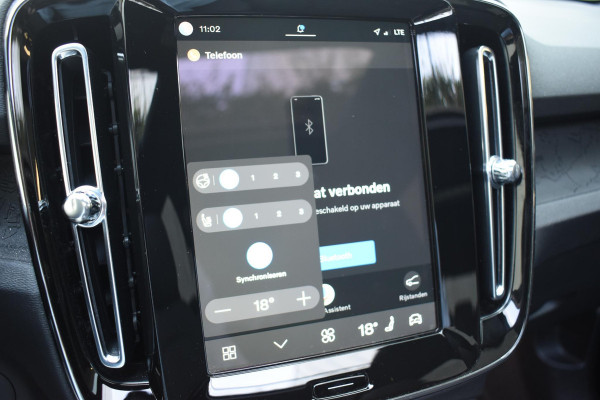 Volvo XC40 Single Motor Extended Range Ultimate 82 kWh / Adaptieve cruise control / Elektrische achterklep / Stoel - en stuurwielverwarming / Elektrisch verstelbare voorstoelen met geheugen / Extra getint glas / 360 Camera / Harman Kardon /