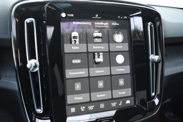 Volvo XC40 Single Motor Extended Range Ultimate 82 kWh / Adaptieve cruise control / Elektrische achterklep / Stoel - en stuurwielverwarming / Elektrisch verstelbare voorstoelen met geheugen / Extra getint glas / 360 Camera / Harman Kardon /