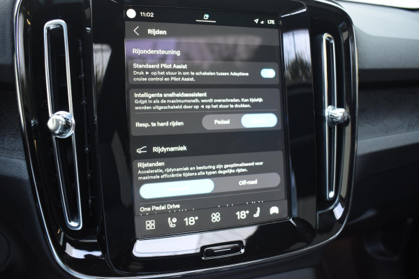 Volvo XC40 Single Motor Extended Range Ultimate 82 kWh / Adaptieve cruise control / Elektrische achterklep / Stoel - en stuurwielverwarming / Elektrisch verstelbare voorstoelen met geheugen / Extra getint glas / 360 Camera / Harman Kardon /