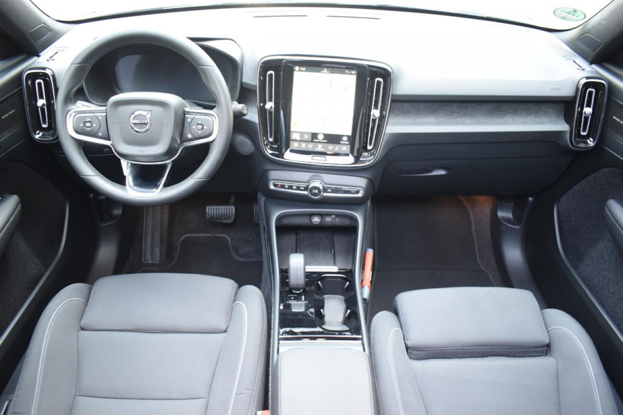 Volvo XC40 Single Motor Extended Range Ultimate 82 kWh / Adaptieve cruise control / Elektrische achterklep / Stoel - en stuurwielverwarming / Elektrisch verstelbare voorstoelen met geheugen / Extra getint glas / 360 Camera / Harman Kardon /