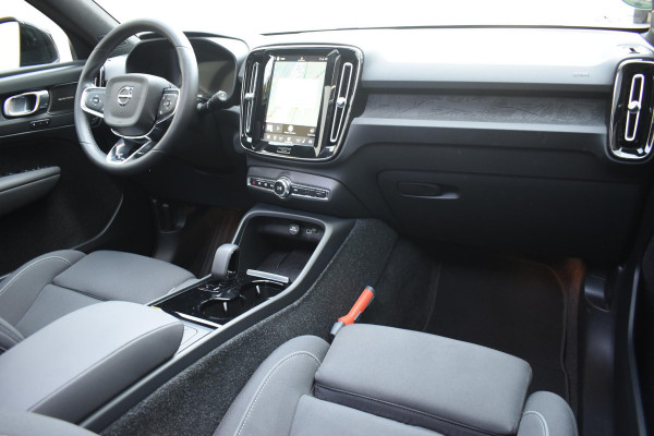 Volvo XC40 Single Motor Extended Range Ultimate 82 kWh / Adaptieve cruise control / Elektrische achterklep / Stoel - en stuurwielverwarming / Elektrisch verstelbare voorstoelen met geheugen / Extra getint glas / 360 Camera / Harman Kardon /