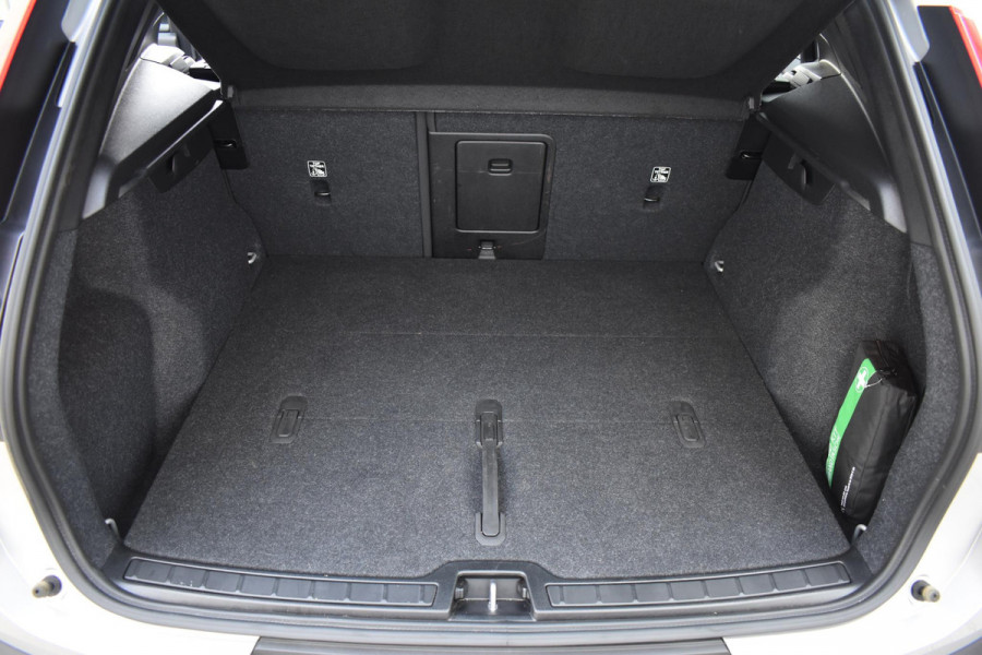 Volvo XC40 Single Motor Extended Range Ultimate 82 kWh / Adaptieve cruise control / Elektrische achterklep / Stoel - en stuurwielverwarming / Elektrisch verstelbare voorstoelen met geheugen / Extra getint glas / 360 Camera / Harman Kardon /