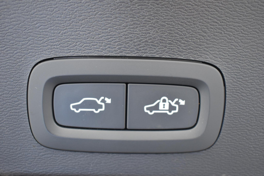 Volvo XC40 Single Motor Extended Range Ultimate 82 kWh / Adaptieve cruise control / Elektrische achterklep / Stoel - en stuurwielverwarming / Elektrisch verstelbare voorstoelen met geheugen / Extra getint glas / 360 Camera / Harman Kardon /