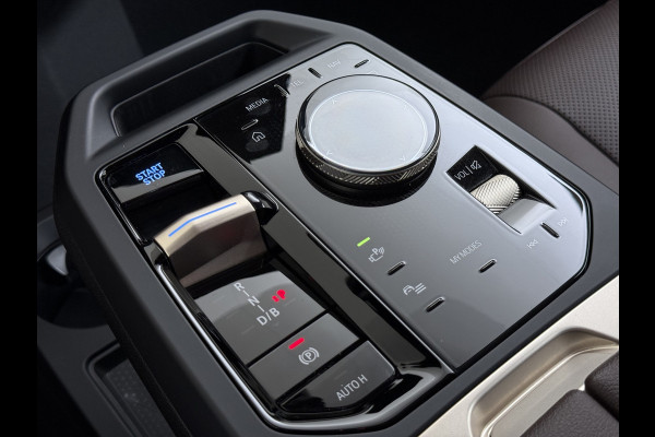 BMW iX xDrive40 327PK Executive SOH 99% Trekhaak 4-Zone Ecc Head-Up Display Camera Apple Carplay Stoelverwarming Elek.Stoelen+Stuur Elek.Achterklep Navi Ecc Bluetooth Led Lmv Pdc Live cockpit pro 2.500KG Trekgewicht Dealeronderhouden