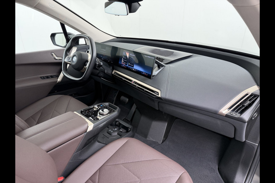 BMW iX xDrive40 327PK Executive SOH 99% Trekhaak 4-Zone Ecc Head-Up Display Camera Apple Carplay Stoelverwarming Elek.Stoelen+Stuur Elek.Achterklep Navi Ecc Bluetooth Led Lmv Pdc Live cockpit pro 2.500KG Trekgewicht Dealeronderhouden