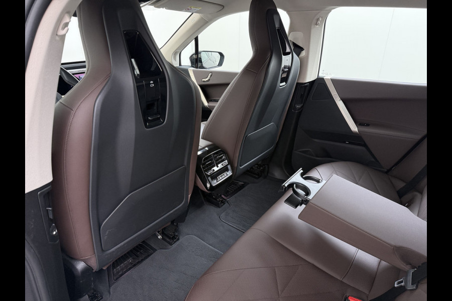 BMW iX xDrive40 327PK Executive SOH 99% Trekhaak 4-Zone Ecc Head-Up Display Camera Apple Carplay Stoelverwarming Elek.Stoelen+Stuur Elek.Achterklep Navi Ecc Bluetooth Led Lmv Pdc Live cockpit pro 2.500KG Trekgewicht Dealeronderhouden