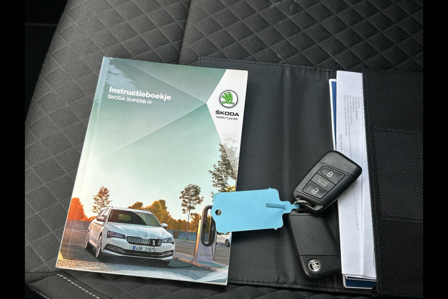 Škoda Superb Combi BWJ 12-2020 | 1.4TSI iV 218PK SPORT BUS. AUTOMAAT | CLIMA | STOELVERW | SPORTSTOELEN | PRIVACY GLASS | CARPLAY | NAVI | CAMERA A |