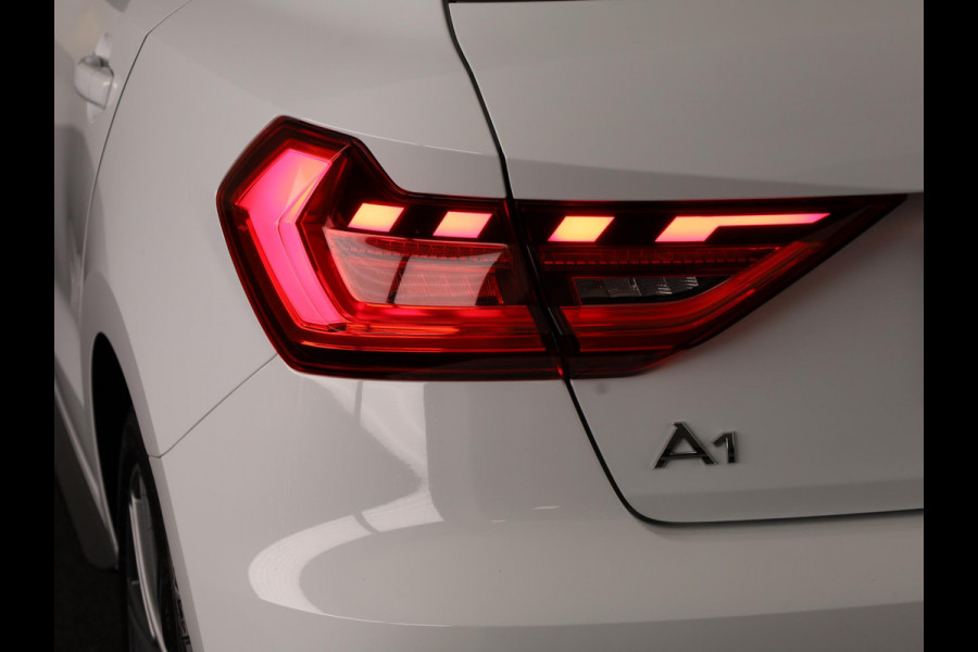 Audi A1 Sportback Advanced edition 25 TFSI 95 pk | Parkeerhulp plus | Automatische airco | Inklapbare buitenspiegels | Dak in contrast kleur |