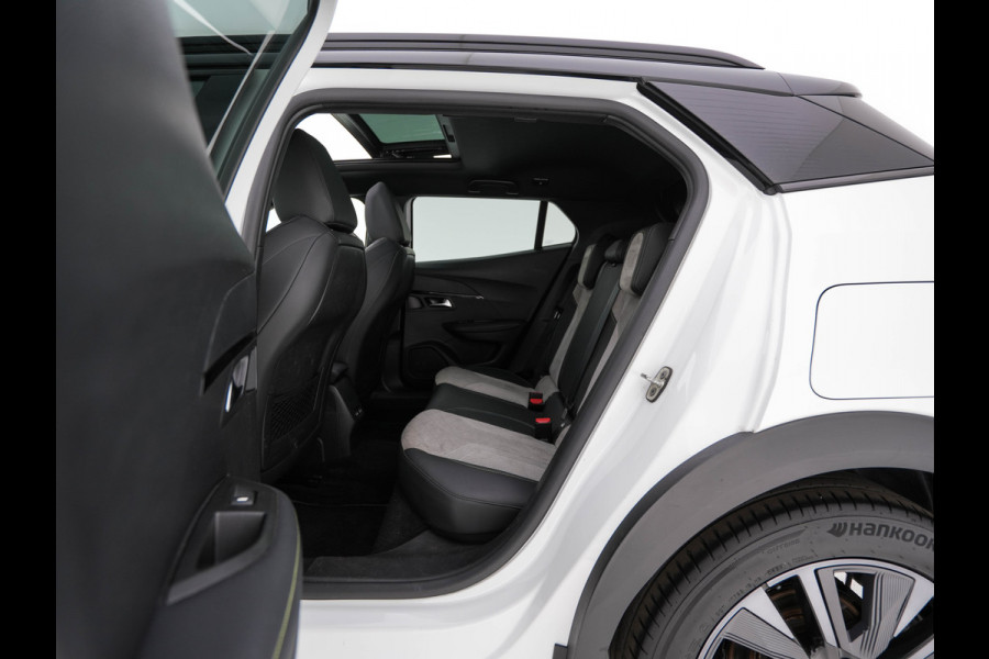 Peugeot e-2008 EV GT Pack 50 kWh [3-Fase-11kW] {SoH-88%} (INCL.BTW) *PANO | DIGI-COCKPIT | FULL-LED | BLIS | KEYLESS | LEATHER-MICROFIBRE | CAMERA | CARPLAY | CCS-FASTLOADER | DAB+ | NAVI-FULLMAP | ECC | PDC | SPORT-SEATS | AMBIENT-LIGHT | PRIVACY-