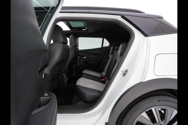 Peugeot e-2008 EV GT Pack 50 kWh [3-Fase-11kW] {SoH-88%} (INCL.BTW) *PANO | DIGI-COCKPIT | FULL-LED | BLIS | KEYLESS | LEATHER-MICROFIBRE | CAMERA | CARPLAY | CCS-FASTLOADER | DAB+ | NAVI-FULLMAP | ECC | PDC | SPORT-SEATS | AMBIENT-LIGHT | PRIVACY-