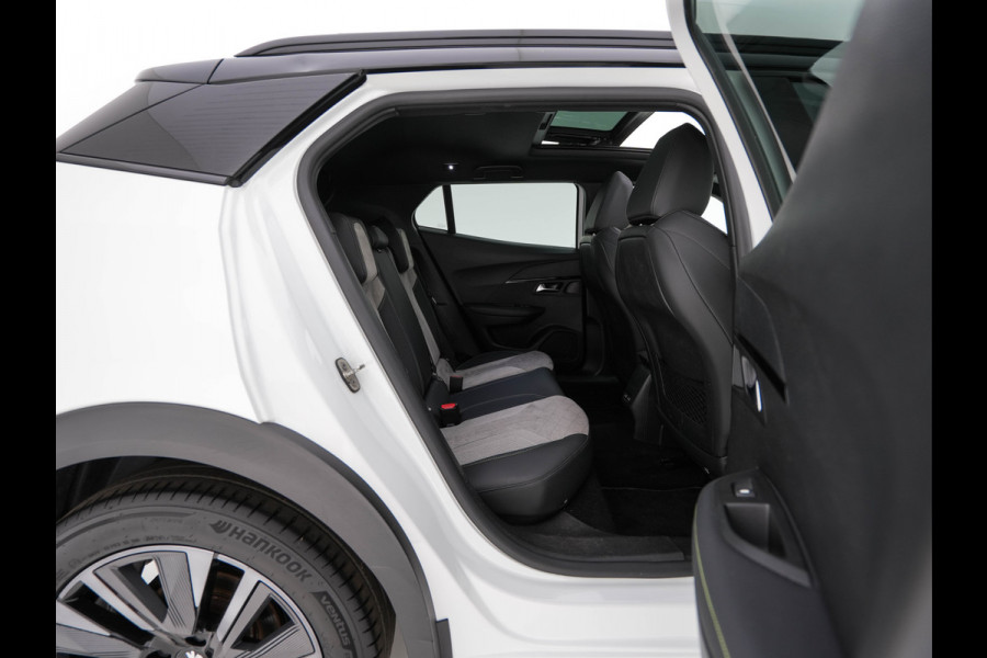 Peugeot e-2008 EV GT Pack 50 kWh [3-Fase-11kW] {SoH-88%} (INCL.BTW) *PANO | DIGI-COCKPIT | FULL-LED | BLIS | KEYLESS | LEATHER-MICROFIBRE | CAMERA | CARPLAY | CCS-FASTLOADER | DAB+ | NAVI-FULLMAP | ECC | PDC | SPORT-SEATS | AMBIENT-LIGHT | PRIVACY-