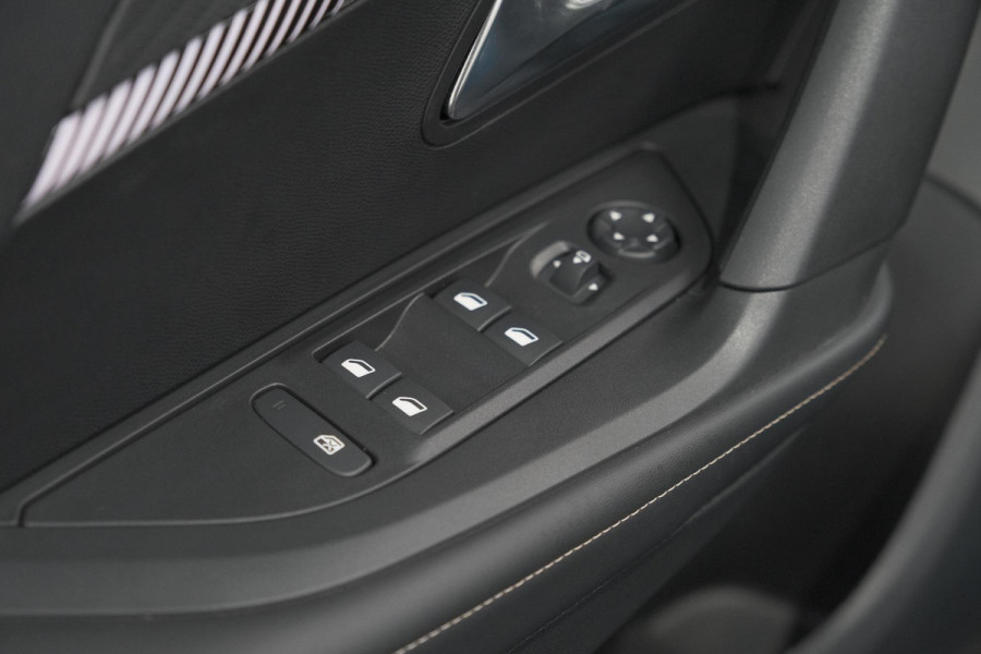 Peugeot e-2008 EV Allure 54 kWh | SOH 97,7% | 11 KW Lader | Apple Carplay | Parkeersensoren