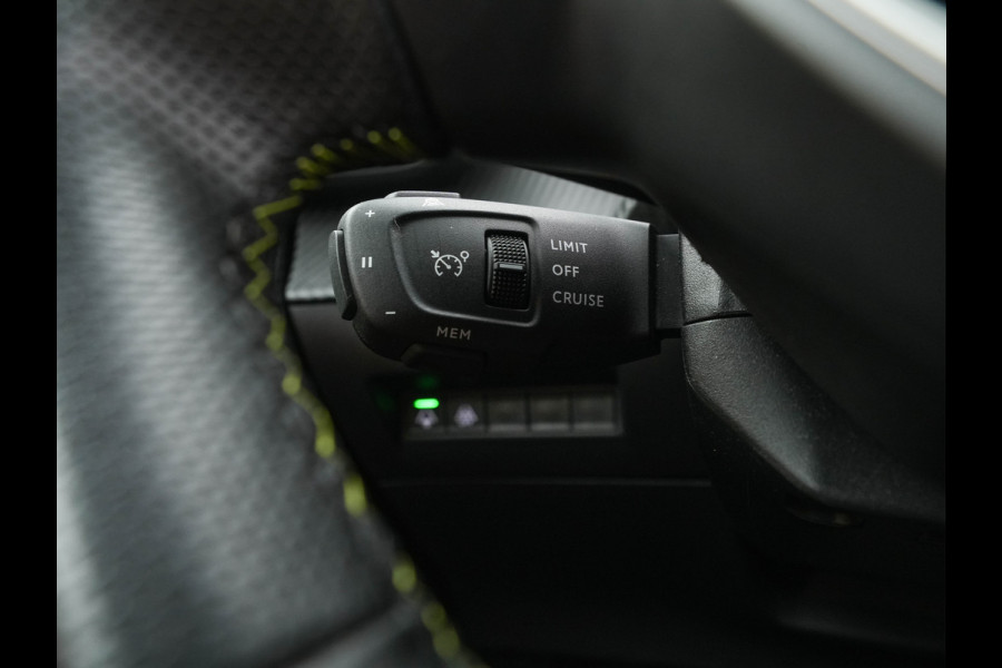 Peugeot e-2008 EV GT Pack 50 kWh [3-Fase-11kW] {SoH-88%} (INCL.BTW) *PANO | DIGI-COCKPIT | FULL-LED | BLIS | KEYLESS | LEATHER-MICROFIBRE | CAMERA | CARPLAY | CCS-FASTLOADER | DAB+ | NAVI-FULLMAP | ECC | PDC | SPORT-SEATS | AMBIENT-LIGHT | PRIVACY-