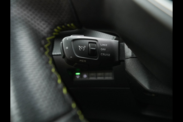 Peugeot e-2008 EV GT Pack 50 kWh [3-Fase-11kW] {SoH-88%} (INCL.BTW) *PANO | DIGI-COCKPIT | FULL-LED | BLIS | KEYLESS | LEATHER-MICROFIBRE | CAMERA | CARPLAY | CCS-FASTLOADER | DAB+ | NAVI-FULLMAP | ECC | PDC | SPORT-SEATS | AMBIENT-LIGHT | PRIVACY-