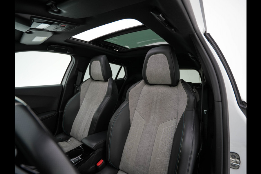 Peugeot e-2008 EV GT Pack 50 kWh [3-Fase-11kW] {SoH-88%} (INCL.BTW) *PANO | DIGI-COCKPIT | FULL-LED | BLIS | KEYLESS | LEATHER-MICROFIBRE | CAMERA | CARPLAY | CCS-FASTLOADER | DAB+ | NAVI-FULLMAP | ECC | PDC | SPORT-SEATS | AMBIENT-LIGHT | PRIVACY-