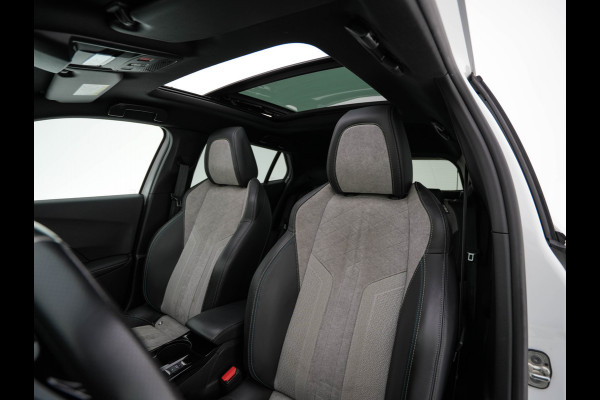 Peugeot e-2008 EV GT Pack 50 kWh [3-Fase-11kW] {SoH-88%} (INCL.BTW) *PANO | DIGI-COCKPIT | FULL-LED | BLIS | KEYLESS | LEATHER-MICROFIBRE | CAMERA | CARPLAY | CCS-FASTLOADER | DAB+ | NAVI-FULLMAP | ECC | PDC | SPORT-SEATS | AMBIENT-LIGHT | PRIVACY-