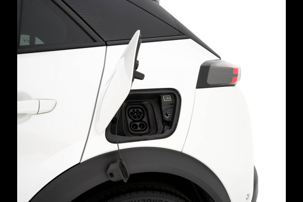 Peugeot e-2008 EV GT Pack 50 kWh [3-Fase-11kW] {SoH-88%} (INCL.BTW) *PANO | DIGI-COCKPIT | FULL-LED | BLIS | KEYLESS | LEATHER-MICROFIBRE | CAMERA | CARPLAY | CCS-FASTLOADER | DAB+ | NAVI-FULLMAP | ECC | PDC | SPORT-SEATS | AMBIENT-LIGHT | PRIVACY-