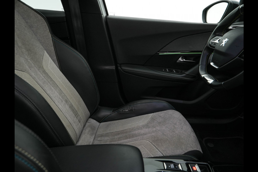 Peugeot e-2008 EV GT Pack 50 kWh [3-Fase-11kW] {SoH-88%} (INCL.BTW) *PANO | DIGI-COCKPIT | FULL-LED | BLIS | KEYLESS | LEATHER-MICROFIBRE | CAMERA | CARPLAY | CCS-FASTLOADER | DAB+ | NAVI-FULLMAP | ECC | PDC | SPORT-SEATS | AMBIENT-LIGHT | PRIVACY-