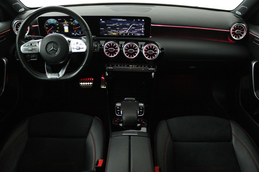 Mercedes-Benz A-Klasse 180 Business Solution AMG (PANORAMADAK, STOELVERWARMING, SFEERVERLICHTING, CAMERA, BURMEISTER)